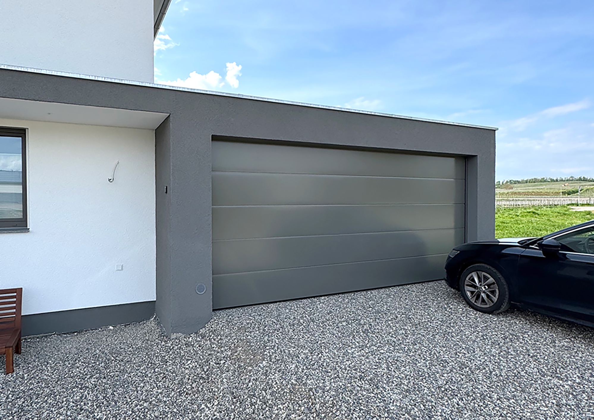 Geräumige Garage mit Zugang ins Haus und angepasster Eingangsüberdachung