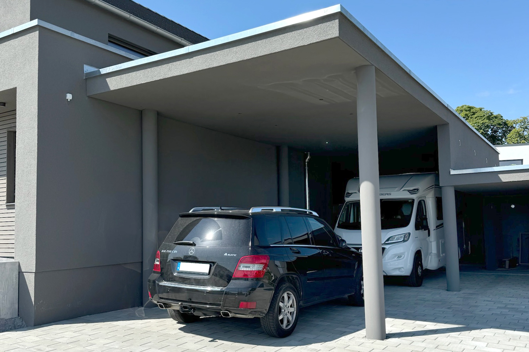 Garage mit Eingangsüberdachung