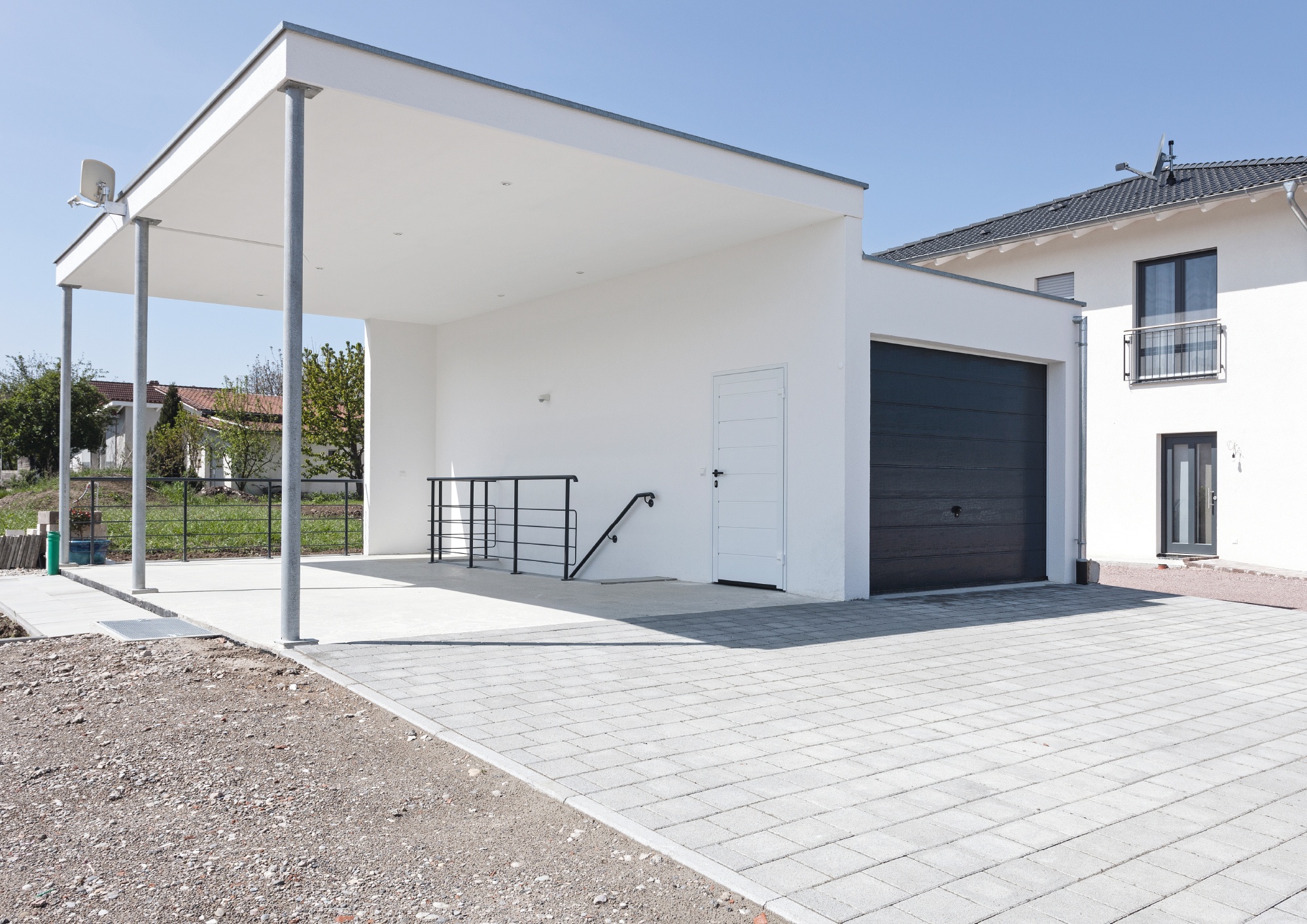 Garage mit Unterkellerung und Überdachung